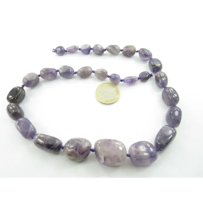 un filo di quarzo ametista in gradazione burattata e annodata