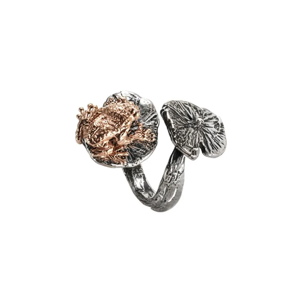 Anello contrariè in argento brunito con ninfee e ranocchio rosato