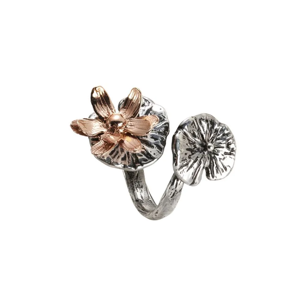 Anello contrariè in argento brunito e ninfee bicolor