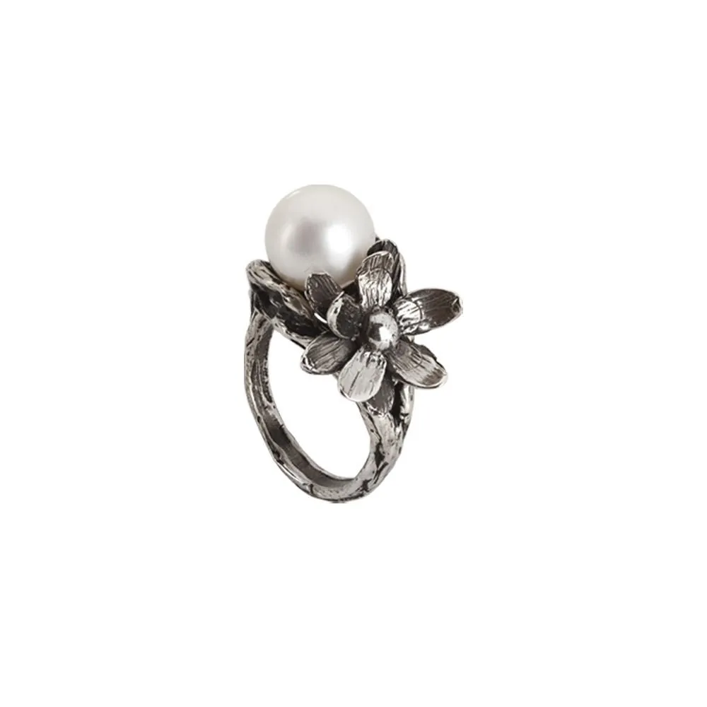 Anello in argento brunito con perla naturale e ninfea