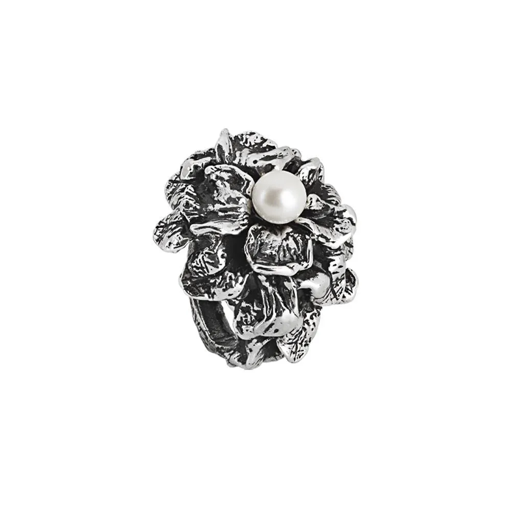 Anello in argento brunito con ninfee e perla naturale centrale
