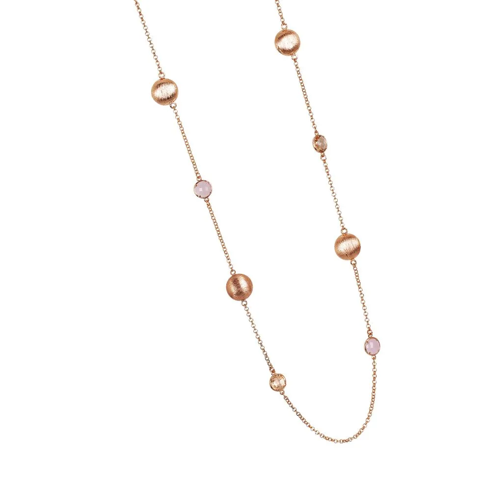 Collana lunga con cristalli peach e color quarzo rosa milk ed elementi graffiati