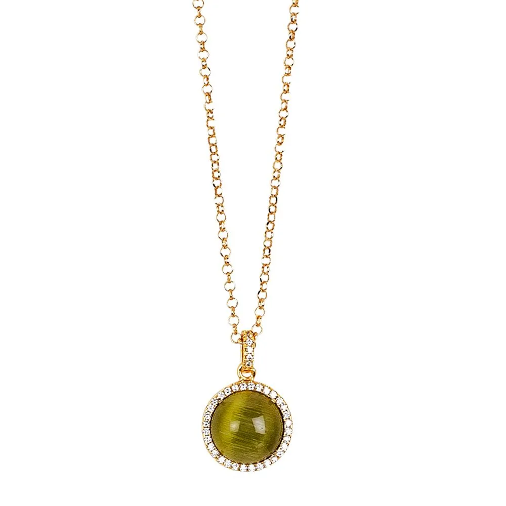 Collana lunga con pendente cabochon verde olivina gatteggiante su base di zirconi