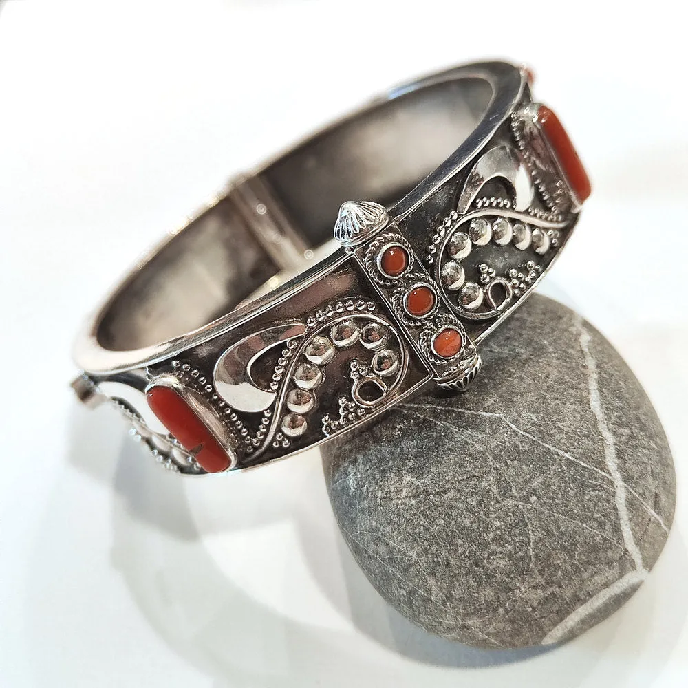 NAMAH Bracelet in 925 Silver with Coral and Screw Closure