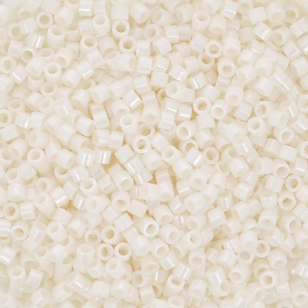 Toho Aiko 11/0 1.6 mm TA01122 - Opaque Navajo White Luster x4g